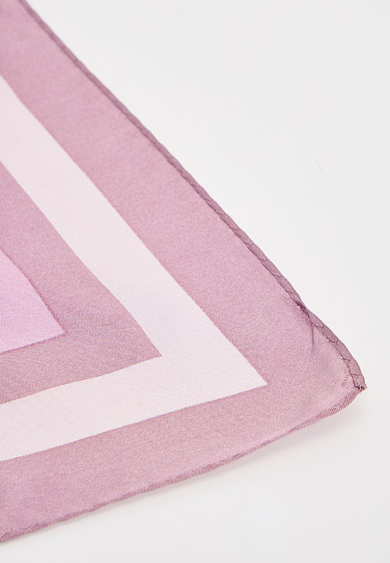 Écharpe en soie violette présentant un design dégradé avec des teintes plus claires, bordée de bords blancs solides et de bords rose pâle. Texture lisse, forme carrée.