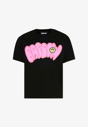 T-shirt nero a maniche corte con testo rosa oversize "BARROW" in caratteri fumettosi e una piccola faccina gialla sorridente con zanne sul davanti.