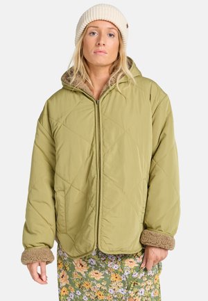 Groene gewatteerde pufferjack met een gestructureerde beige fleecelining en manchetten, voorzien van een rits aan de voorkant en een capuchon voor extra warmte.