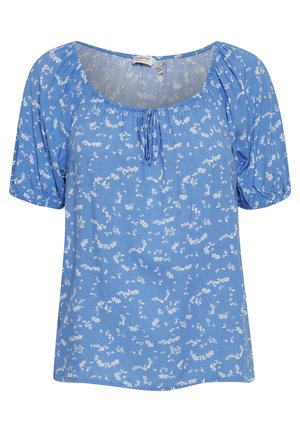 Zila ziedu blūze ar īsām pūkaina piedurknēm, apaļu dekoltē, ar aukliņu detaļu, vieglas auduma, kas rotāta ar izkaisītu baltu ziedu rakstu.