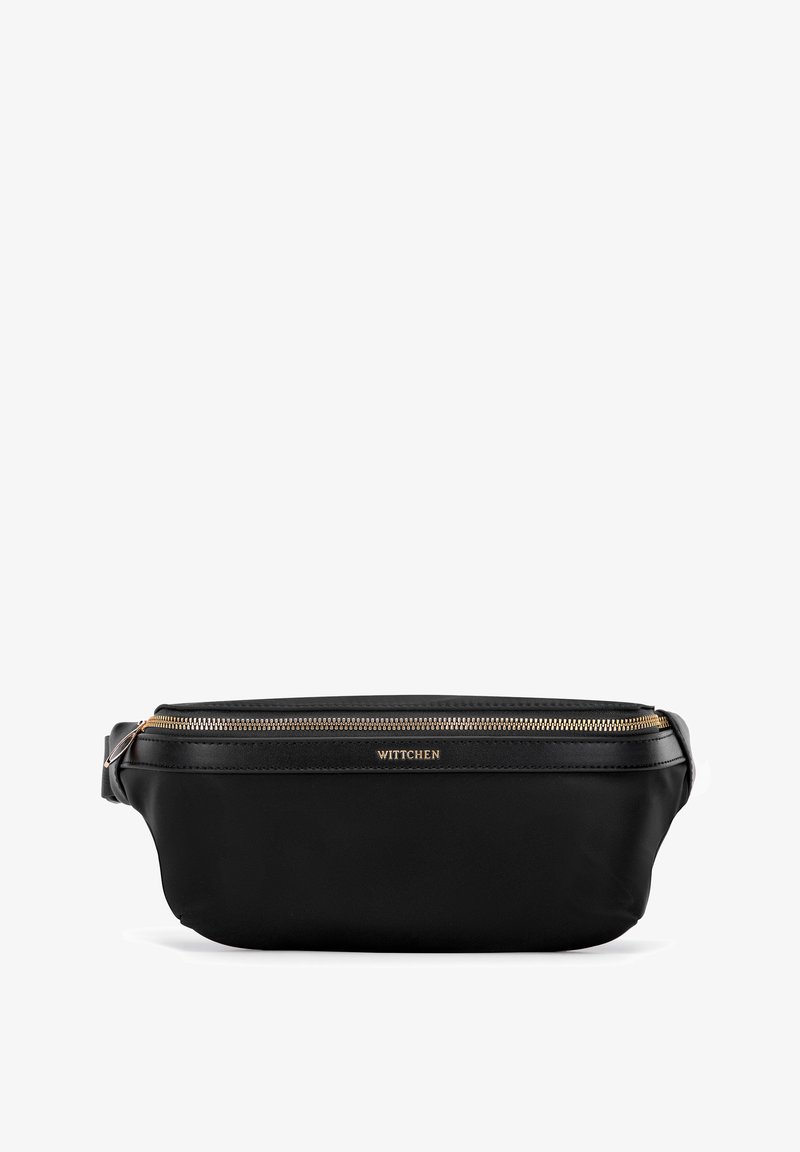 Schwarze Reißverschlusstasche aus glattem Material mit modernem Design. Mit einem Reißverschluss in Goldton und einem geprägten Logo auf der Vorderseite.