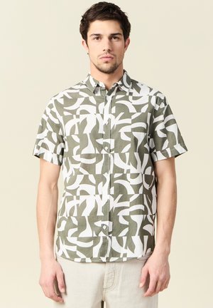 Camisa de botones de manga corta en verde olivo y blanco, con un patrón abstracto. Elaborada con tejido ligero y una textura suave.