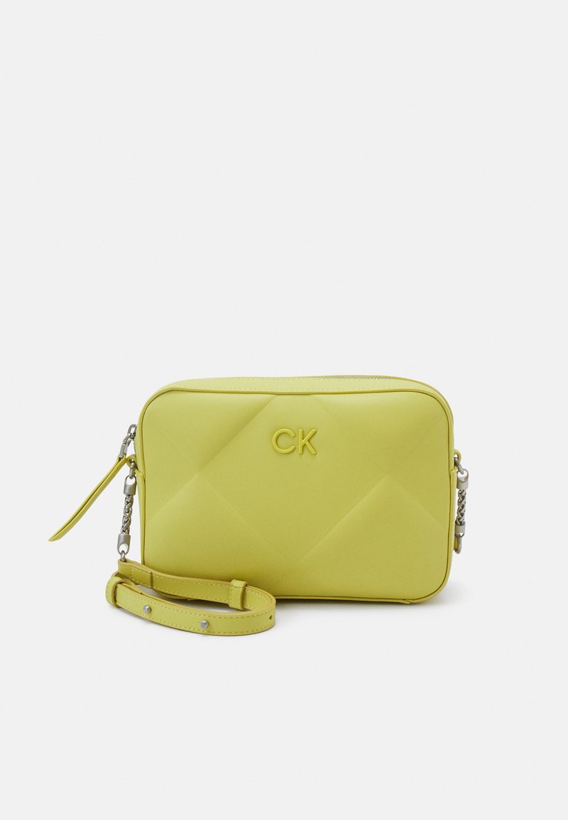 Calvin Klein - RE LOCK QUILT CAMERA BAG - Axelremsväska - citrus, Förstora