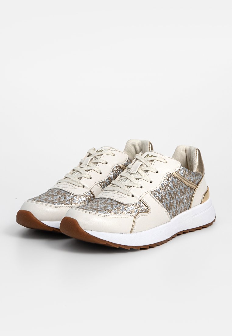 Sneaker beige e oro con motivo luccicante MK, suole centrali bianche, suole esterne marroni e lacci beige, angolati per mostrare il lato e la parte anteriore.
