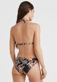 Musta bikinit-setti, jossa on kukkakuosi kirkkailla väreillä. Säädettävä nauha kaulassa ja kiinnitys takana, valmistettu sileästä materiaalista.