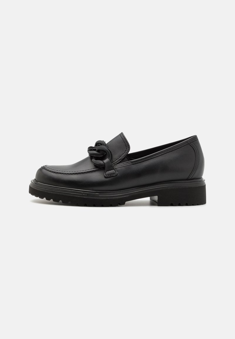 Mocasines de piel negra con un nudo decorativo en la parte delantera, con una suela texturizada y un tacón bajo. Superficie suave y diseño clásico.