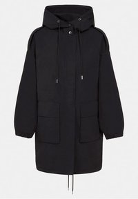 Czarna kurtka z kapturem wykonana z lekkiego materiału, wyposażona w dwie przednie kieszenie, pasek ze sznurkiem w talii oraz elastyczne mankiety. Gładka, matowa tekstura.