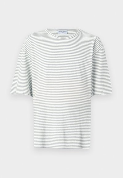 Λευκό και ανοιχτό γκρι κοντομάνικο T-shirt με οριζόντιες ρίγες, στρογγυλή λαιμόκοψη και μικρή ετικέτα στο εσωτερικό του γιακά.