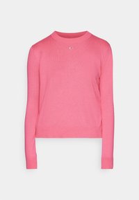 Pull rose à manches longues avec col rond, poignets et ourlet côtelés, arborant un petit logo rectangulaire au centre de la poitrine.