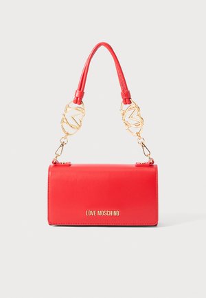 Bolso de mano de piel roja con una forma rectangular estructurada. Presenta herrajes en tono dorado, un asa trenzada y el logo "LOVE MOSCHINO" en el frente.