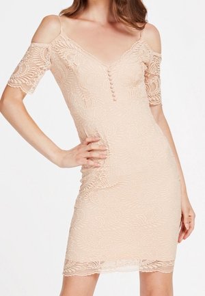 Vestido beige con encaje y hombros descubiertos, mangas cortas, detalles de botones en el escote en V, silueta ajustada y dobladillo con borde festoneado.