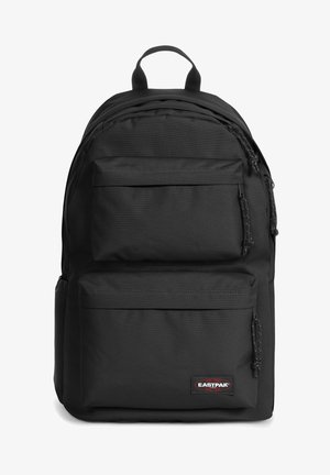 Zwarte rugzak van duurzaam nylon met twee voorzakken met ritssluiting en een handvat aan de bovenkant. Voorzien van het Eastpak-logo op de onderste voorkant.