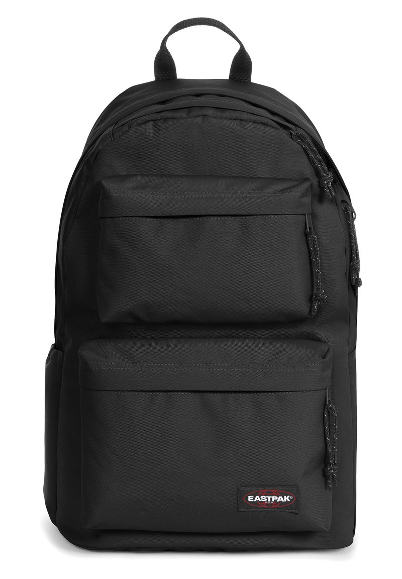 Černý batoh vyrobený z odolného nylonu, s dvěma předními kapsami na zip a horním uchopovacím madlem. Obsahuje logo Eastpak na dolní přední části.