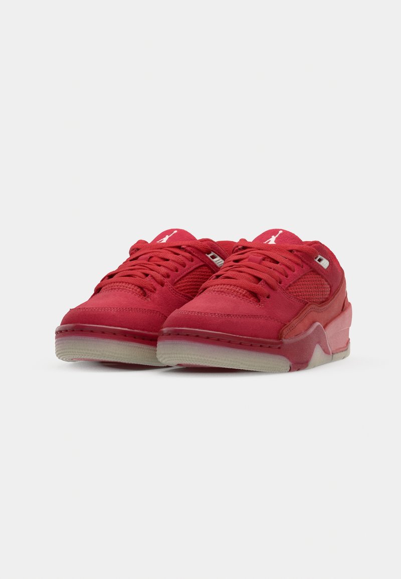 Zapatillas deportivas rojas con materiales de ante y malla, puntera redonda, cordones y una suela de goma transparente con una transición gradual de color.