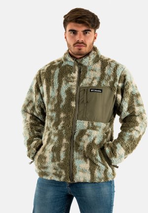 Giacca in pile con zip, caratterizzata da un motivo camouflage in verde e azzurro chiaro, con una tasca sul petto in verde oliva e una vestibilità comoda.