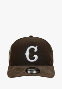 Cappellino marrone scuro con logo "C" ricamato in bianco sulla parte frontale. La visiera presenta una texture in velluto a coste, con una misura regolabile.