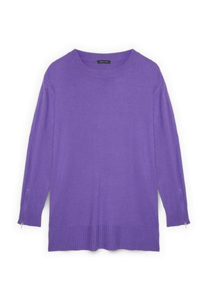 Suéter de manga larga morado con un cuello y dobladillo acanalados. Presenta cremalleras laterales en los puños y una textura suave y lisa.