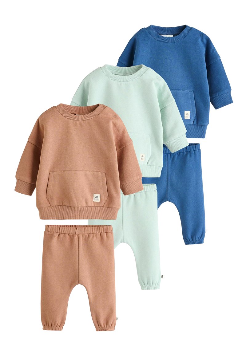 Vier stukken kinderkleding in roze, mintgroen en blauw. Elk heeft een ronde halslijn, lange mouwen en broekjes met elastische taille.