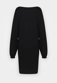 Robe noire en tricot avec un design épaules dénudées, manches longues bouffantes et une coupe ample, présentant une texture simple et lisse.