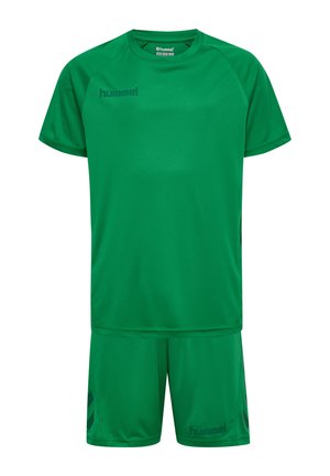 Grøn sportstrøje med korte ærmer og matchende shorts med hummel-logoer på brystet og benet.