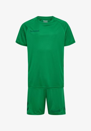 Groen sportshirt met korte mouwen en bijpassende shorts met hummel-logo's op de borst en het been.
