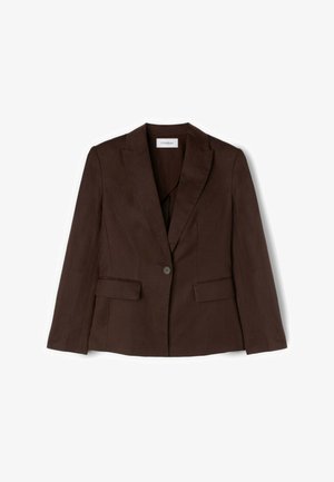 Donkerbruine colbert met één knoop, revers met inkeping en voorvakken met kleppen, op maat gemaakt voor een aansluitend silhouet.