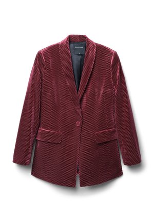 Blazer in velluto bordeaux con finitura testurizzata, rever a coste, chiusura a un bottone e due tasche frontali. Interno foderato, vestibilità su misura.
