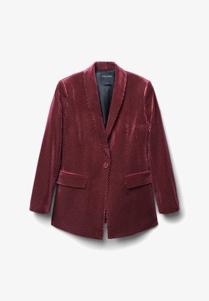 Blazer in velluto bordeaux con finitura testurizzata, rever a coste, chiusura a un bottone e due tasche frontali. Interno foderato, vestibilità su misura.