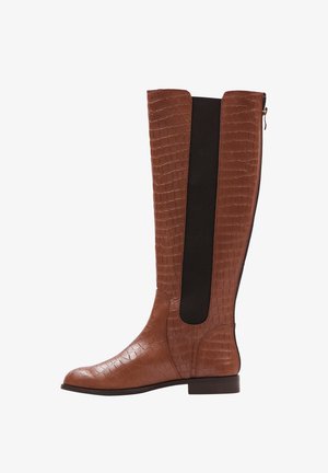 Magas barna mű-krokodil bőrből készült csizma, elasztikus oldalpanelekkel, kerek orral és alacsony rakott sarkal. Cipzár részlet hátul.