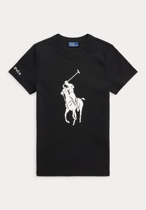 Μαύρο κοντομάνικο T-shirt με λευκή σιλουέτα παίκτη πόλο πάνω σε άλογο στο κέντρο και το κείμενο «Polo» στο αριστερό μανίκι.