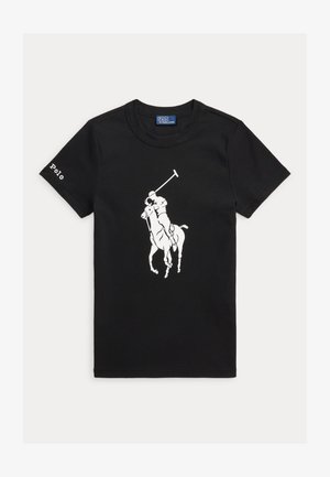 Melna īsroku T-krekls ar baltu polo spēlētāja siluetu uz zirga centrā, un tekstu "Polo" uz kreisā piedurknes.