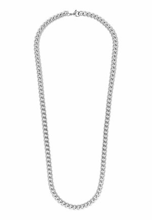 Dikke zilveren schakelketting (curb) met nauw verbonden, platte, in elkaar grijpende schakels, in ovale vorm gelegd op een witte achtergrond.