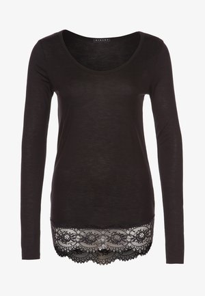Czarna bluzka z długim rękawem wykonana z miękkiego, lekkiego materiału, z koronkowym wykończeniem na dole w kwiatowe wzory i falbany.