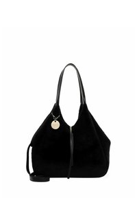 Sac à main noir en matériau doux, doté d'une forme incurvée unique, de longues poignées noires et d'un charme en argent attaché par une chaîne.
