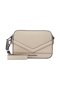 Beżowa torba na ramię z wzorem chevron, wykonana z teksturowanego materiału. Posiada czarne akcenty oraz odpinany pasek. Widoczne logo Karl Lagerfeld.