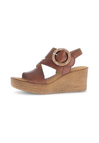 Bruine leren wedge sandalen met kruislings gestructureerde bandjes, een ronde accent bij de hiel en een geweven platform met textuur. Open teen en achterkant met band.