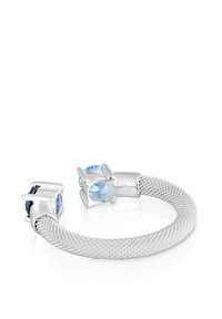 Srebrna bransoleta z siatki z dwoma niebieskimi kamieniami osadzonymi na ozdobnych zakończeniach. Gładka faktura, cylindryczny kształt i charakterystyczne zapięcie.
