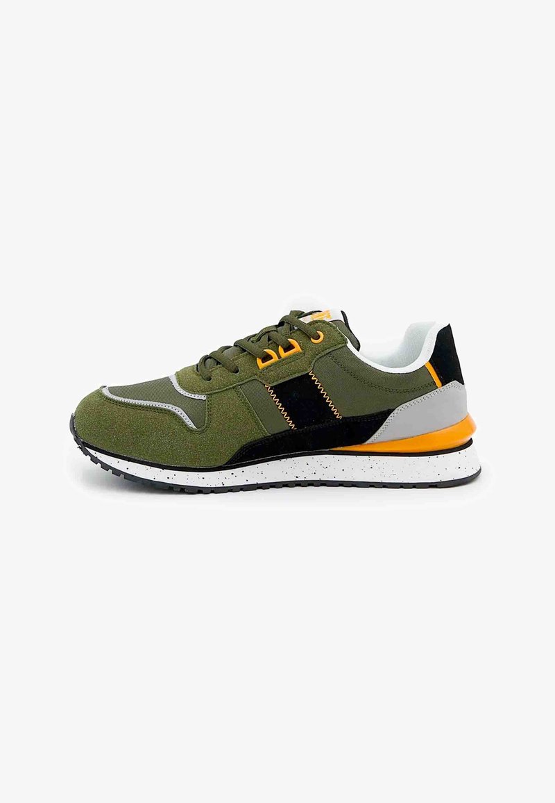 Baskets de sport vertes avec des accents noirs, gris et orange, semelle blanche mouchetée et lacets, vue de profil sur fond blanc.