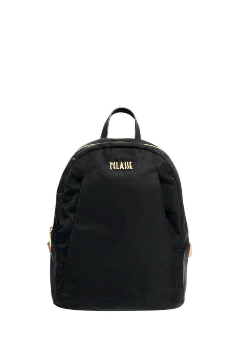 Zaino in nylon nero dalla forma arrotondata, con logo in rilievo nella parte superiore e dettagli del zipper in tonalità dorata. Presenta una maniglia superiore e tasche laterali.