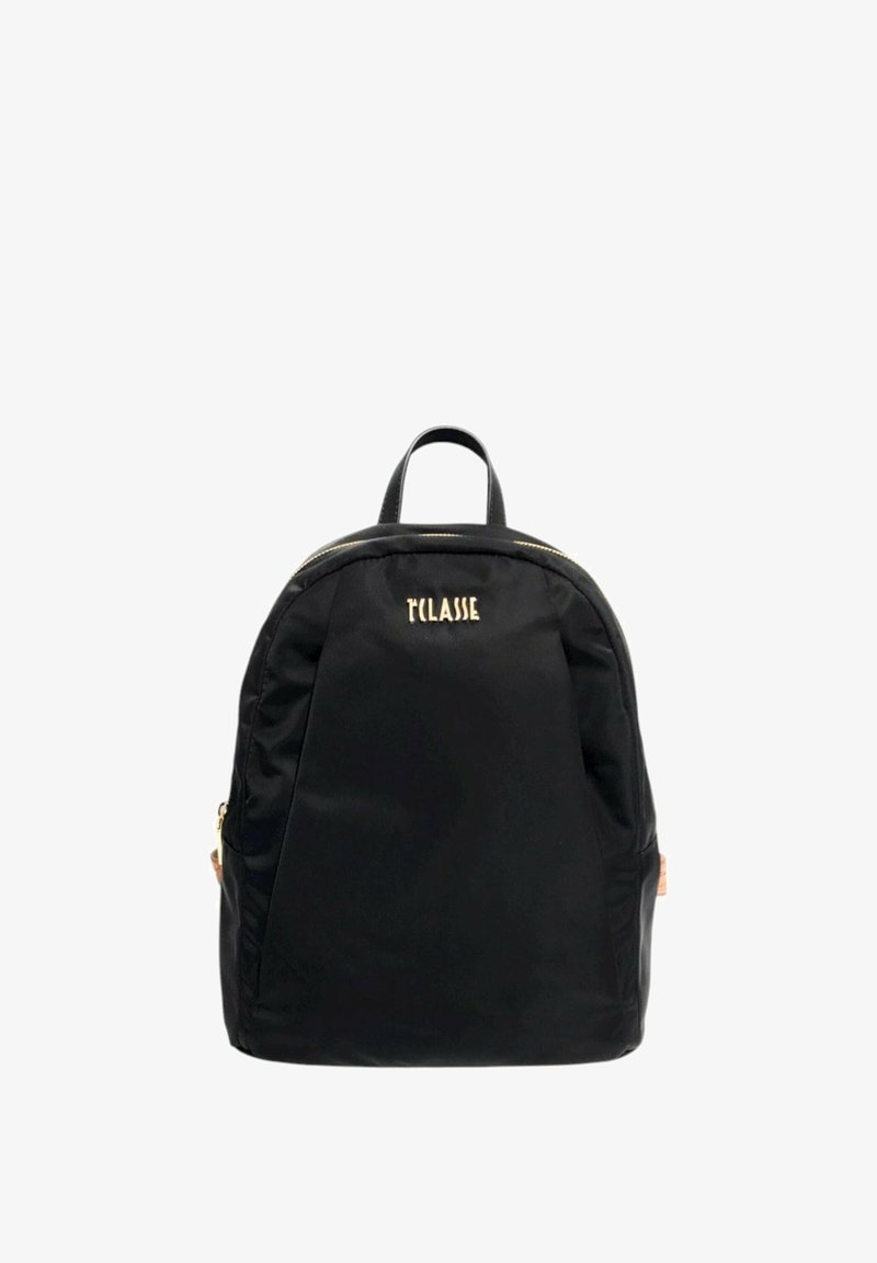 Zaino in nylon nero dalla forma arrotondata, con logo in rilievo nella parte superiore e dettagli del zipper in tonalità dorata. Presenta una maniglia superiore e tasche laterali.