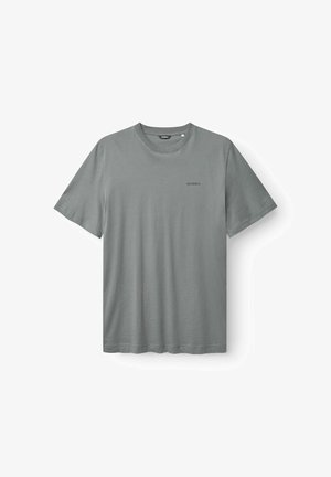 Grå kortärmad T-shirt i mjuk bomull, med rund halsringning och en liten varumärkeslogotyp tryckt i svart på vänster bröst.