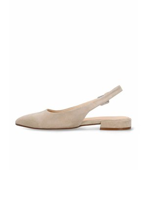 Beige suède slingback platte schoen met puntige neus, lage blokhak en verstelbare band met zilveren gesp.