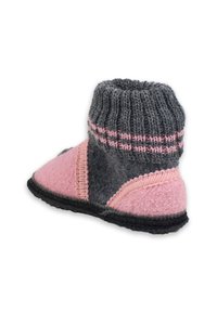 Grijze en roze vilten slof met een geribbelde kraag, met een ronde vorm, contrasterende texturen en decoratieve stiksels langs de naden.