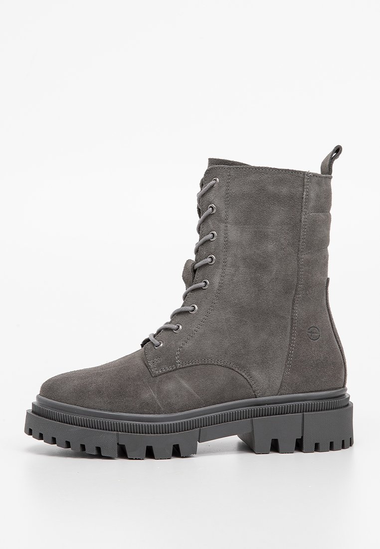 Graue Wildleder-Schnürstiefel bis zum Knöchel mit strukturierter Oberfläche, gepolstertem Kragen und robuster Gummisohle mit tiefem Profil für sicheren Halt.