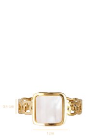 Goldring mit einem quadratischen, schimmernden Stein und einem Kettenmuster am Band. Abmessungen: Stein 1 cm, Breite des Bands 0,4 cm.