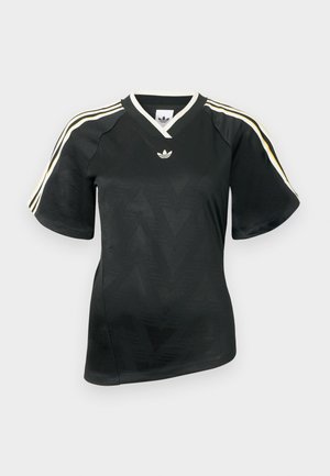 Melnā Adidas sporta krekls ar īsām piedurknēm, uz pleciem baltas un dzeltenas svītras, V-veida kakla izgriezums un smalks zizlveida raksts priekšpusē.