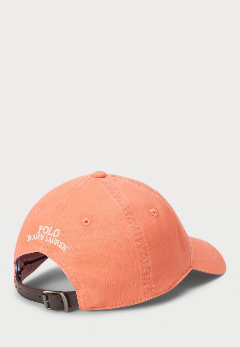 Verstellbare Mütze in Korallenorange, aus Baumwolle hergestellt. Enthält gestickten weißen Text, eine Metall-Schnalle und Nähdetails.