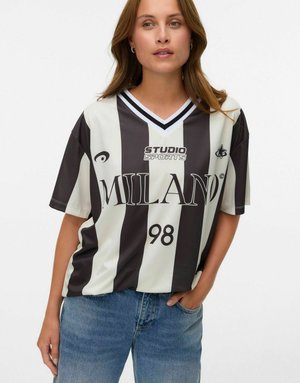 Īsām piedurkņu krekls melnos un baltos vertikālos svītrojumos, ar uzrakstiem "MILANO" un "98" priekšpusē, V veida kakla izgriezums un sintētiskas auduma tekstūra.