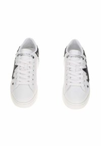 Sneaker bianche con dettagli neri, superfici texture e lacci argentati. Presentano una punta arrotondata e una suola piatta in gomma.