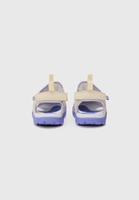 Lila und cremefarbene Sandalen mit Klettverschlüssen, offenem Rücken, gepolsterter Innensohle und strukturiertem Gummisohle, entworfen für Komfort und Belüftung.